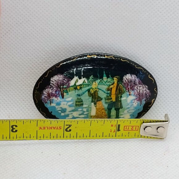 Vtg Russian Hand Painted Winter Village Scene Black Lacquer Art Brooch Pin - Picture 4 of 6